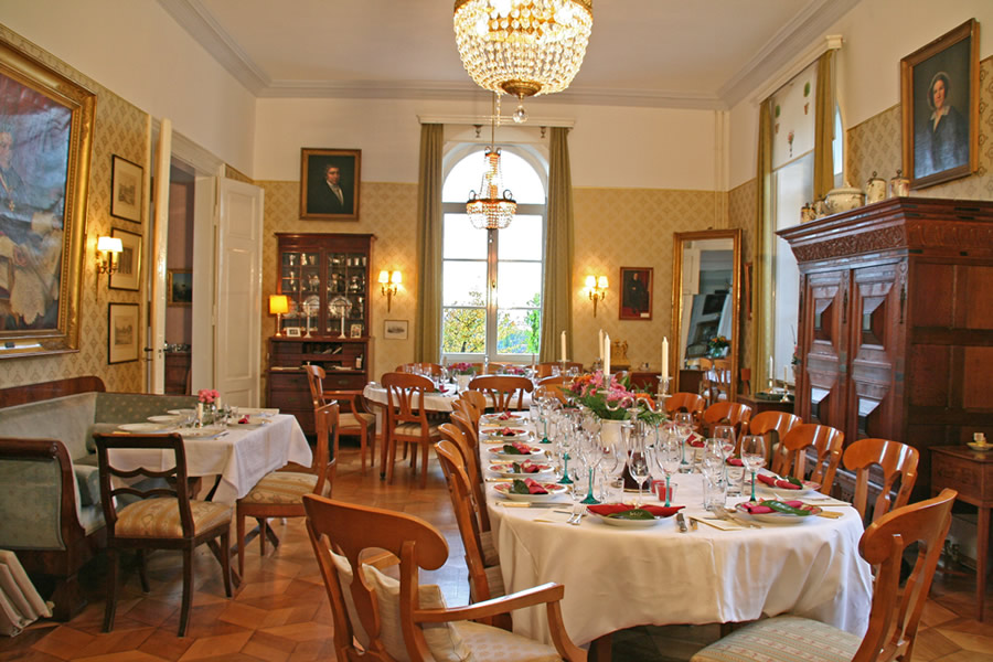 festliches gedeckte Tafel im Gutshaus